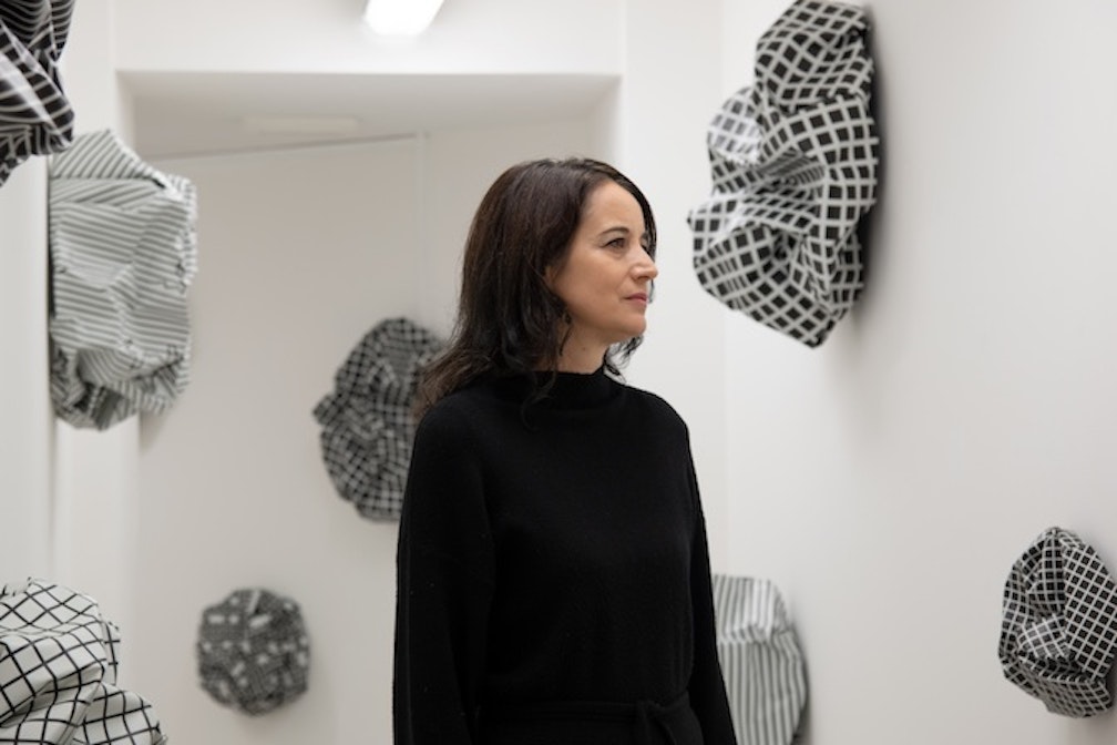 Esther Stocker e la sua “Kissing Squares” alla Galleria Alberta Pane di Venezia