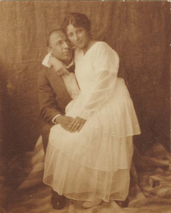 1919_May und Anton Hofer_auf Stuhl_Bozen