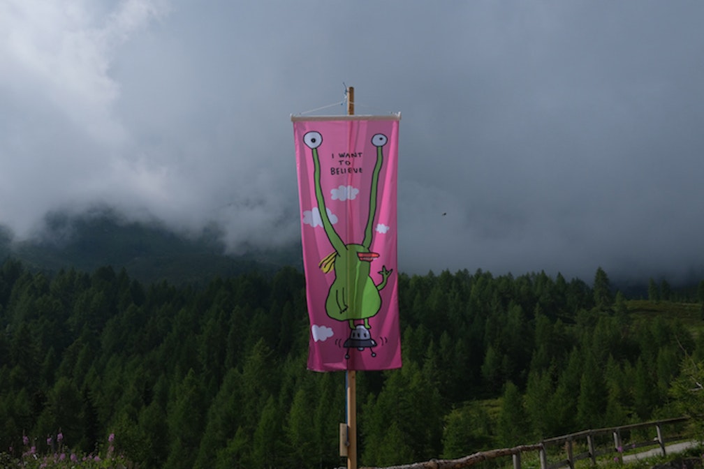 Vivere d’aria: otto bandiere per otto artistə sul confine tra Trentino e Alto Adige