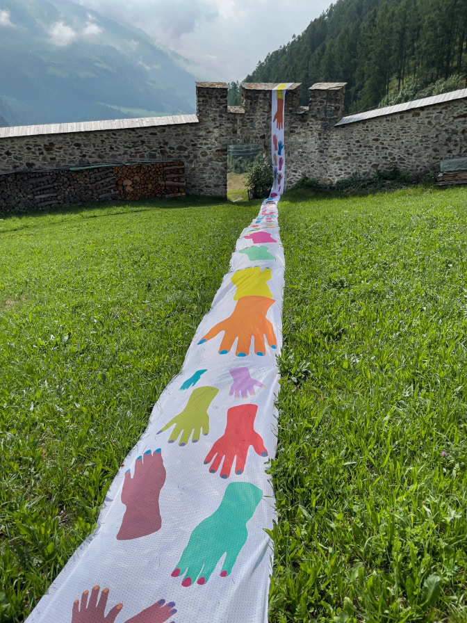 Barbara Gamper_Installationsansicht_Reach Out_Textildruck auf Trikotfilet Polyester_75cm x 100m_Kunst in der Karthause_2021_photo credit ©Daniela Brugger