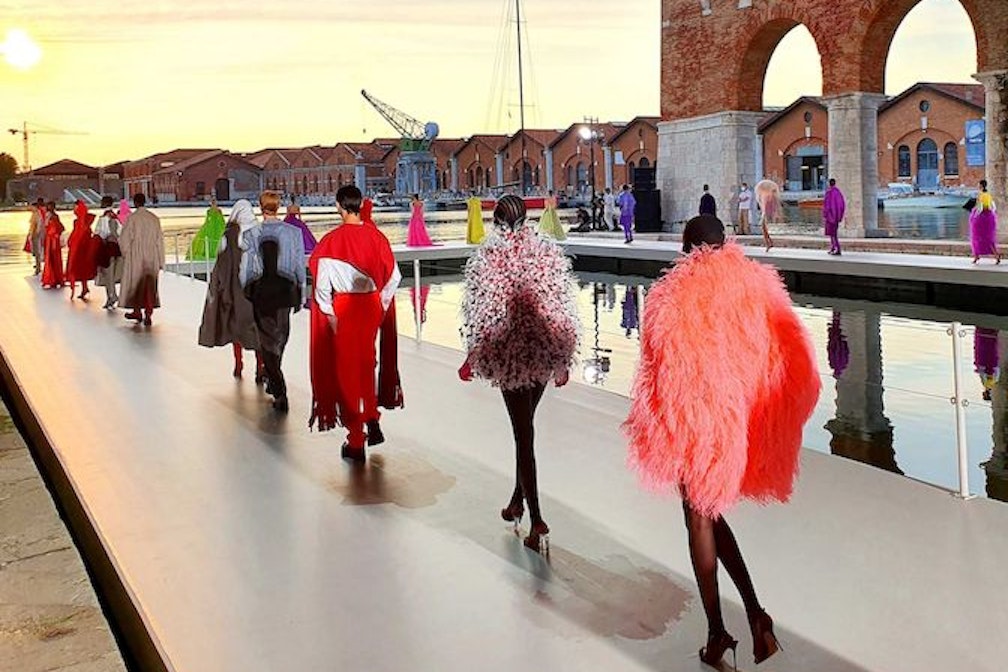 L’Haute Couture di Valentino incontra lʼarte di Luca Coser