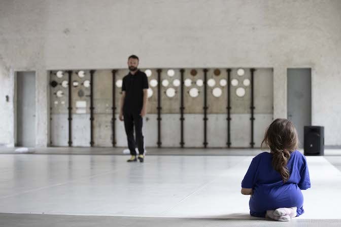 Marco D'Agostin con Alessandro Sciarroni, Elena Giannotti e Chiara Bersani_Passage_Thank you for coming_ph Roberta Segata courtesy Centrale Fies17
