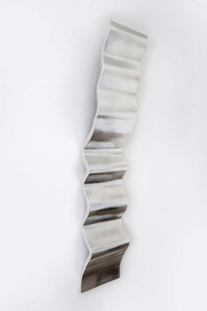 Federico Seppi, Flowing, 2020, legno di recupero e argentatura a guazzo_recycled wood and gouache silver plating, 180,5 x 40 cm. Courtesy Boccanera Gallery Trento_Milano