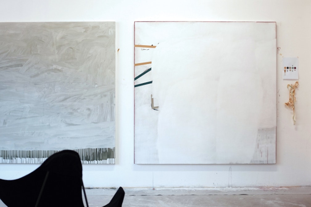 Vicino ma non qui: Luca Coser e la pittura sospesa