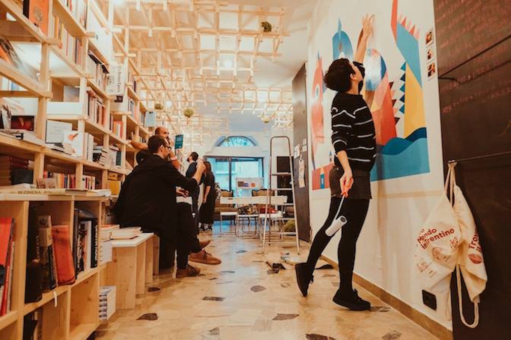 Due punti: una libreria-laboratorio per il quartiere San Martino (a Trento)