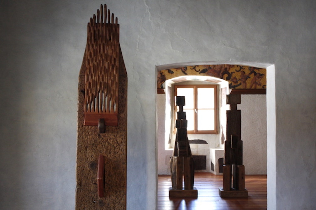Una storia da leggere nel legno: Adolf Vallazza a Cles