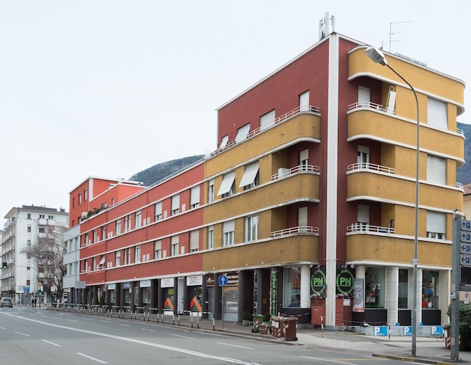 Etagenwohnhäuser mit Läden, Bozen, 1936-1937. Foto: Werner Feiersinger