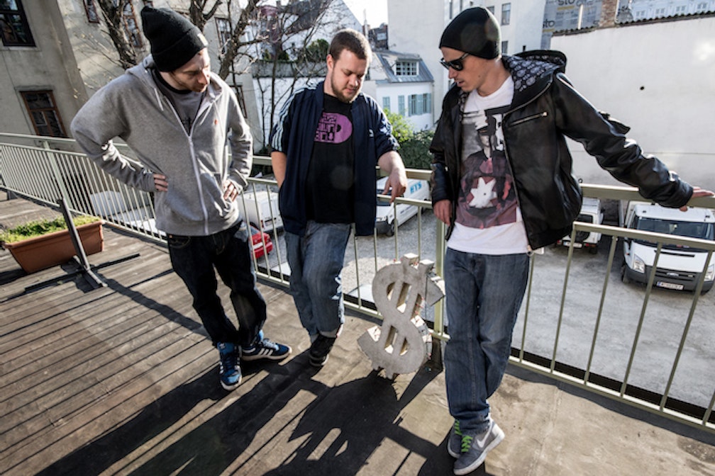 Von Seiten der Gemeinde - Press 3 (c) Derryl Danston