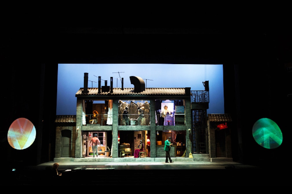 “Wonderland” al TSB: il teatro spia dietro le serrande. E noi con lui