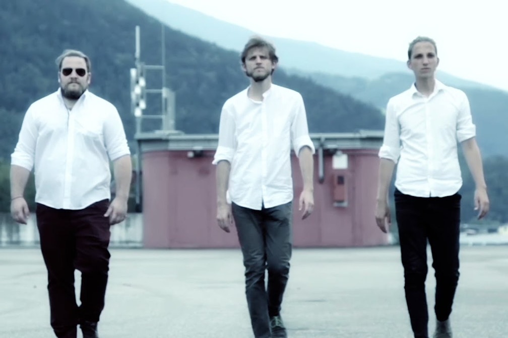 Lads mit Akustikrauschrock auf Salvage Release Tour