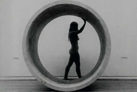 Robert Morris, Neo Classic, 1971, still da video I pittori della luce e Robert Morris al Mart di Rovereto: due mostre, due visioni della realtà