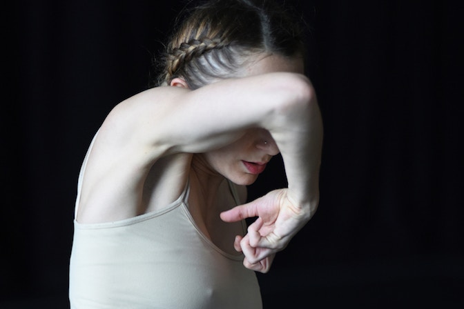 GauthierDance_NIJINSKI_Garazi_Perez_Oloriz_als_Muse_Terpsichore_Foto_Regina_Brocke[2]