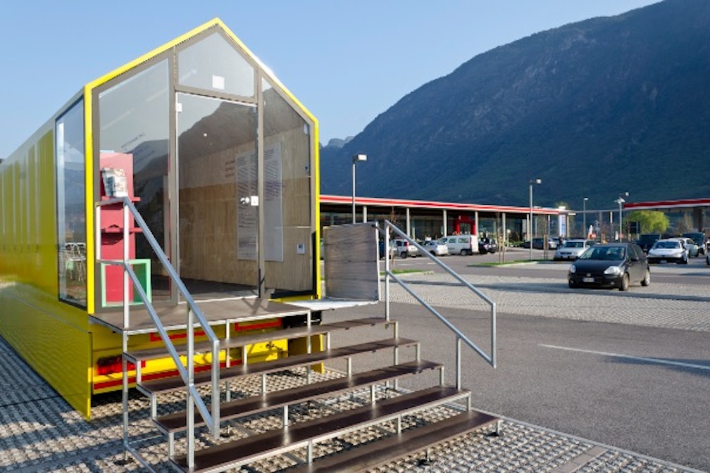 We all live in a yellow container I: Franz meets Werkbank Lana (a Mebo Sud)