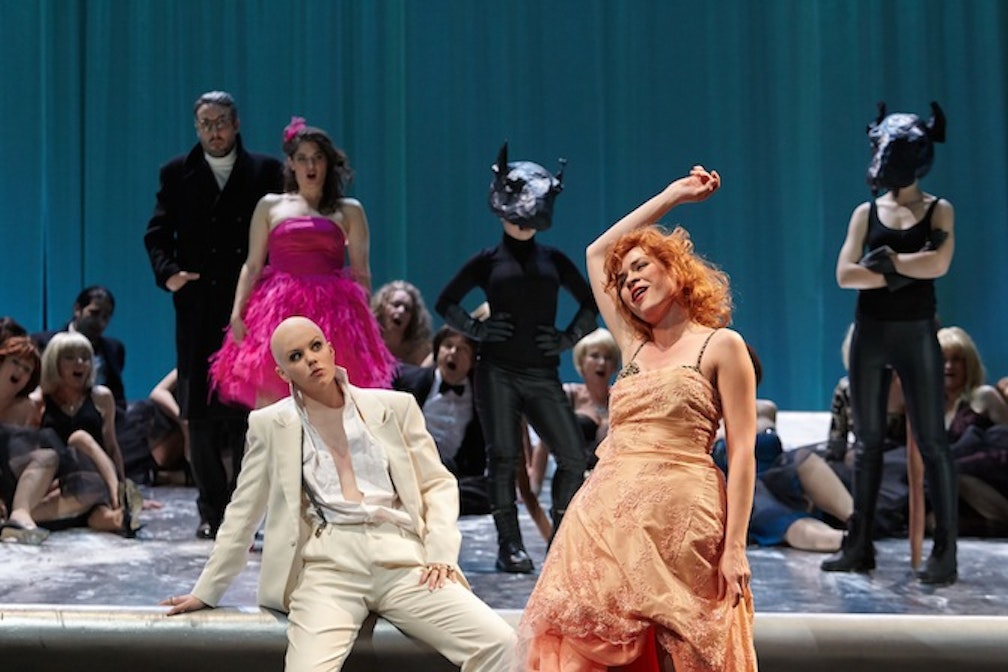2. Akt, 1. Auftritt: Die Fledermaus – Backstage