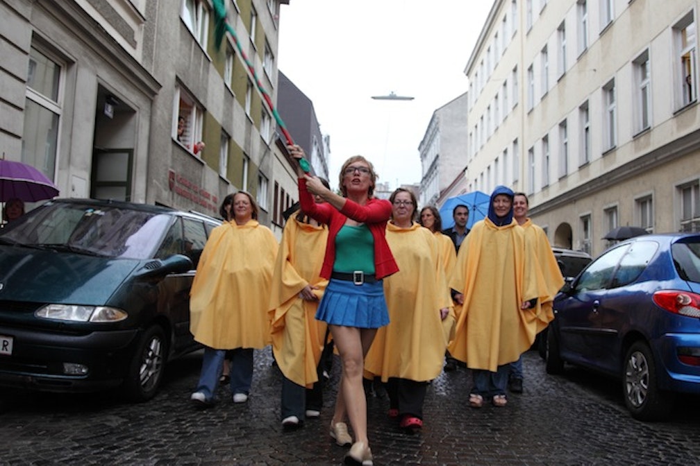 Gerhard Roza – Grundstein 2011: Eröffnungsparade „Road to nowhere“ (Mona Hollerweger und Chor)