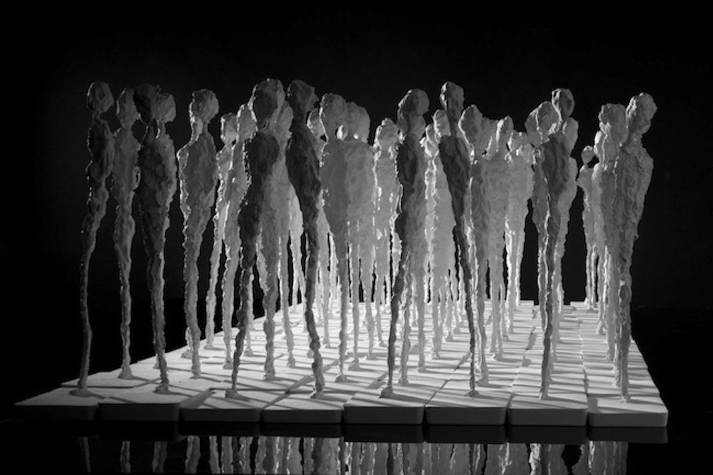 Buri Anton, Installation für den Augenblick, 126 Figuretten-Gips, 55x220 cm, SuisseArte, Basel-CH