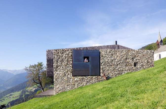 Neben der Kapelle/Hofstelle – bergmeisterwolf architekten – Foto Mads Mogensen, Günter Richard Wett