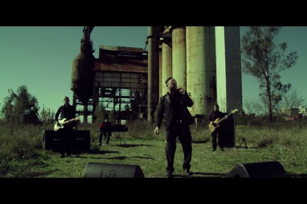 Almamegretta questa sera al Cristallo. Raiz: “Fermiamoci o il mondo si sbarazzerà di noi”