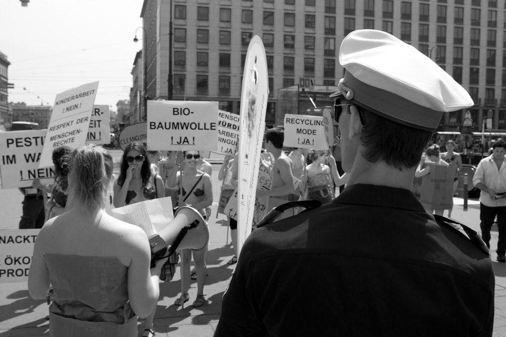 abroad & overseas – Demo in Wien: Lieber nackt als niederträchtig für ökologisch und fair produzierte Mode