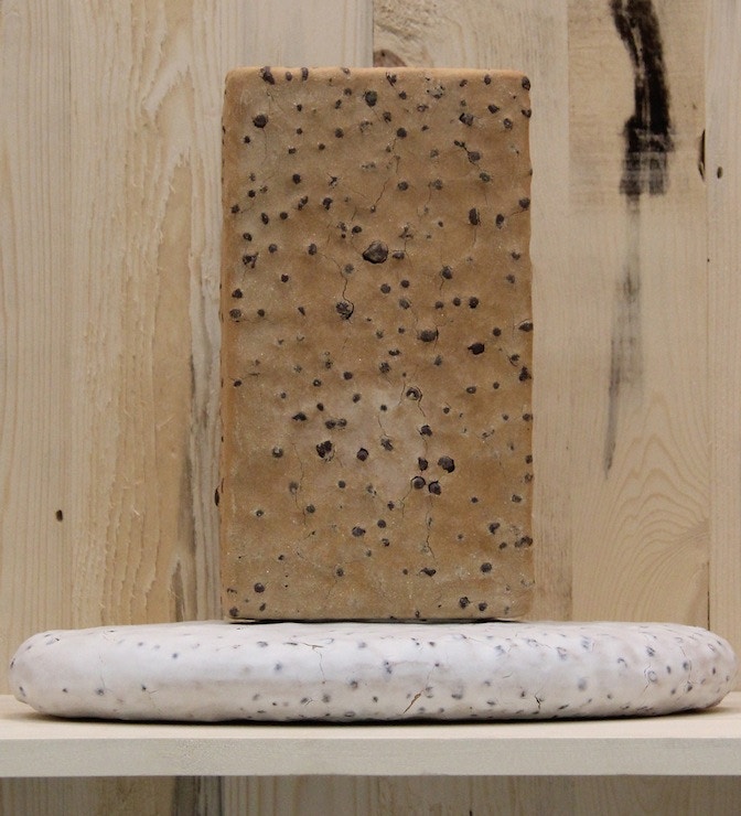 christa zeitlhofer - weißes elliptoid mit braunem quader