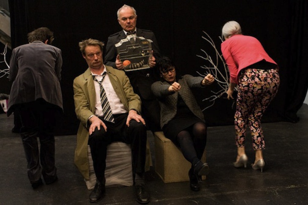 Ein bisschen Lust am Untergang: Der wunderbare Massenselbstmord im Westbahntheater