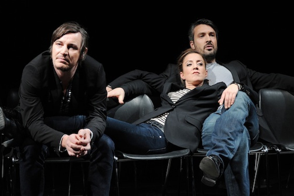 Franz… war im Theater: Eure Gesetze scheißen auf uns – „Illegal“