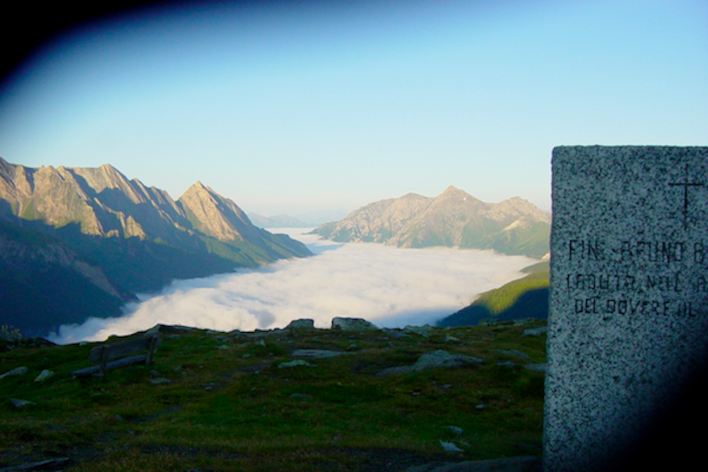 Zur Landshuter Europahütte – eine Grenze durchschneidet ein Haus