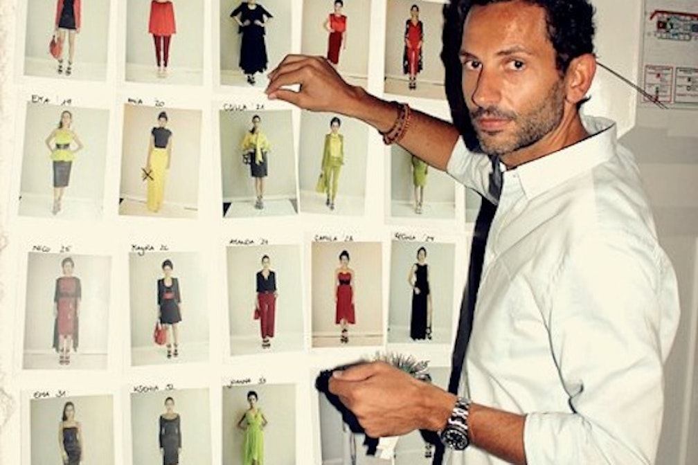 Dimitrios Panagiotopoulos in Berlin – mit Scharm, Schirm und Mode