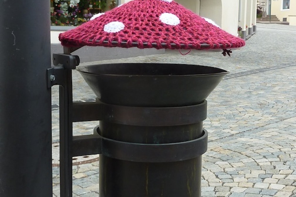 Guerilla Knitting Aktion vergangene Nacht in Völs am Schlern