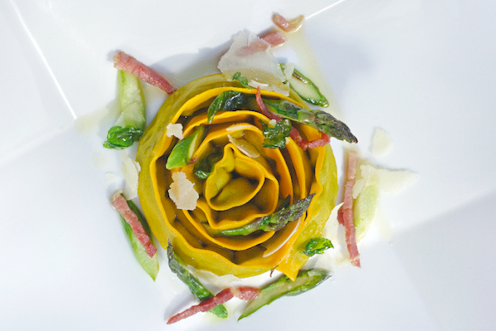 Cannelloni gefüllt mit grünem Spargel