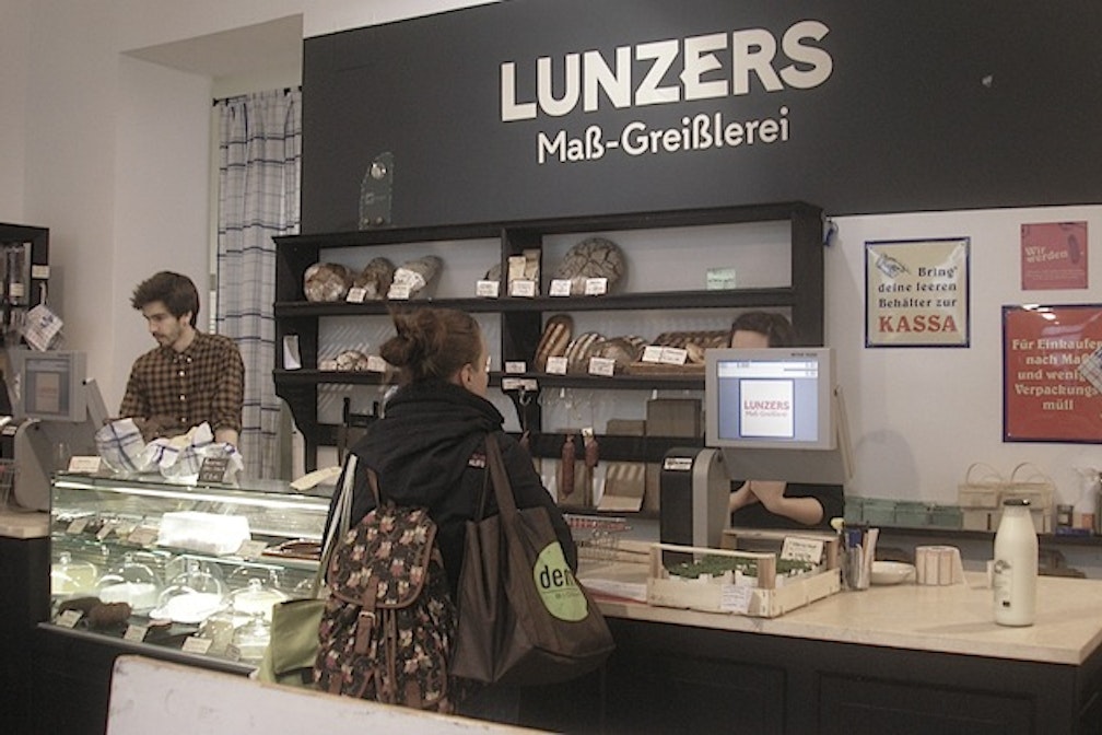 14 Maß-Greißlerei Wien-Bozen connection