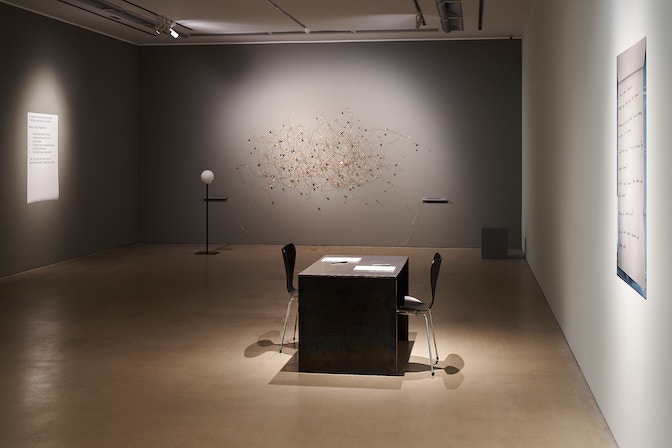 TAXISPALAIS Kunsthalle Tirol Du bist dran, Ausstellungsansicht mit Arbeiten von Judith Fegerl und Neda Saeedi, 2024 PHOTO Günter Kresser