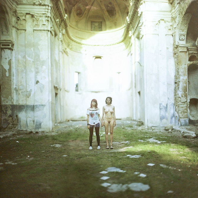 16 Stories, Marie-Eve e Juliette nella chiesa scosacrata di Bussana Vecchia, 2011