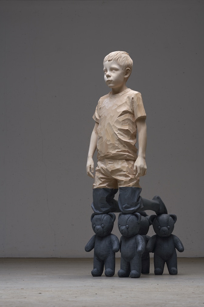 Willy-Verginer_Il-gioco-infinito_2020_legno-di-tiglio, colore acrilico_132x41x50cm_ph-Egon-Dejori_Courtesy-Studio-d'Arte-Raffaelli