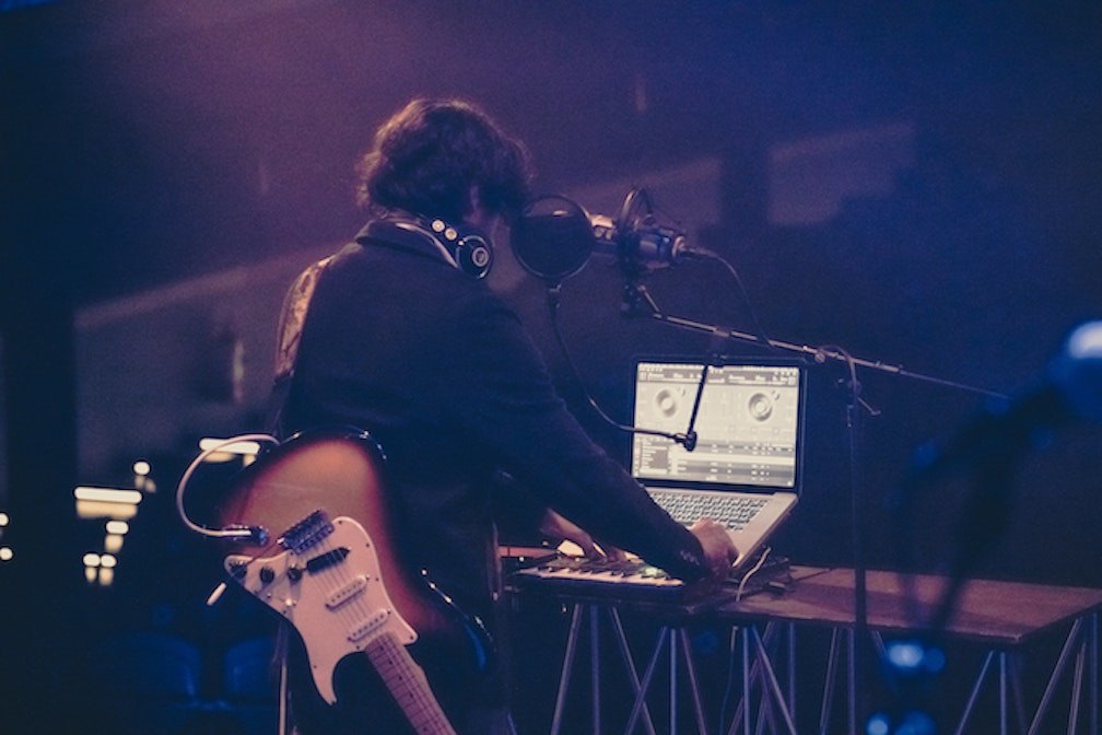 Von Maschinen-Stimmen und Genre-Sprüngen: Ed Golfo