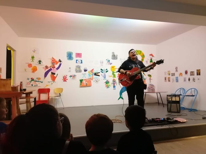 Francesca Morello aka RYF durante il concerto dopo il laboratorio sul mostro