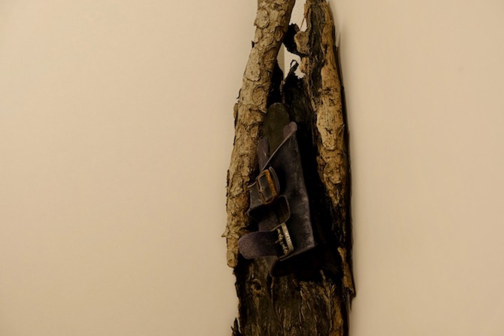 “Fährten”: piste per oggetti dirottati. Una mostra al Buchladen di Brunico