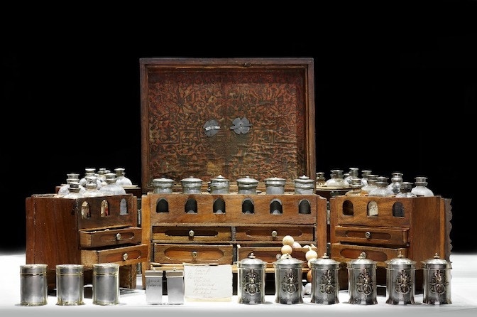 7 _Reiseapotheke mit Zinnbeschlägen, um 1700 Foto Jurgen Eheim (800x531)