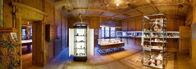 4 _Pharmazeutischer Themenraum, Täfelung von 1551.  Foto Arnold Ritter (800x284)
