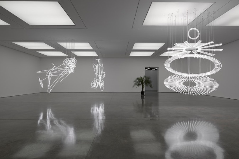 Cerith Wyn Evans e gli interstizi luminosi al Museion
