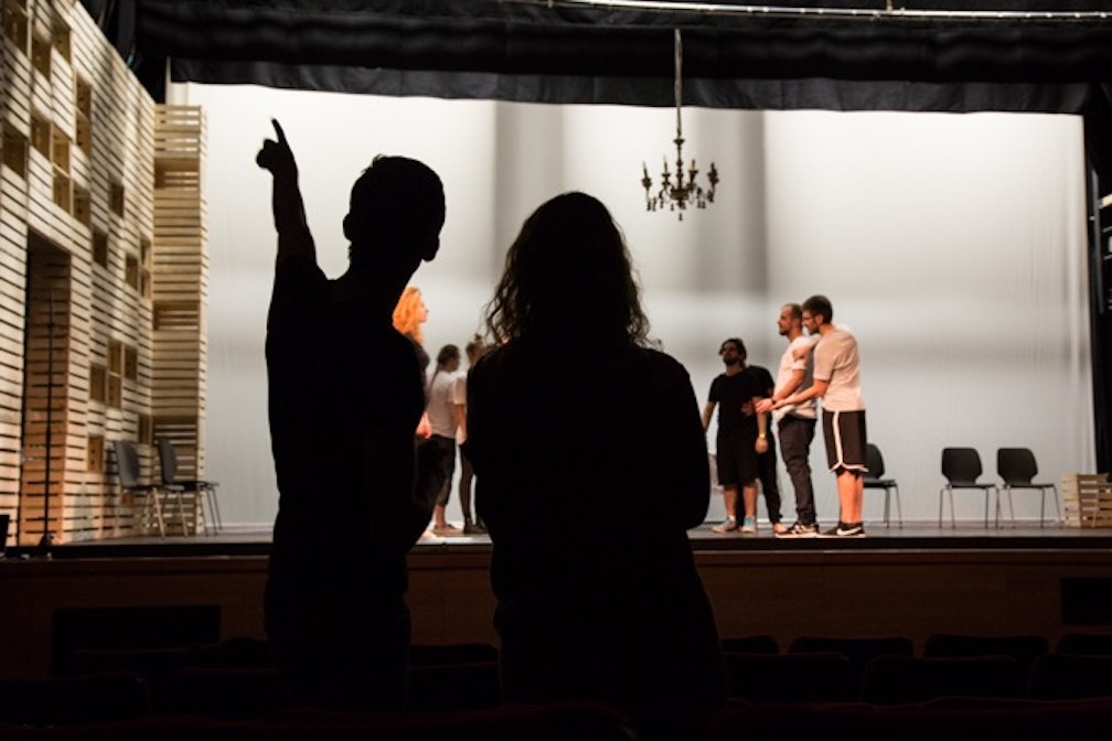 Il giovane regista Andrea Bernard reinterpreta “Gli Innamorati” di Goldoni: “parla di noi”