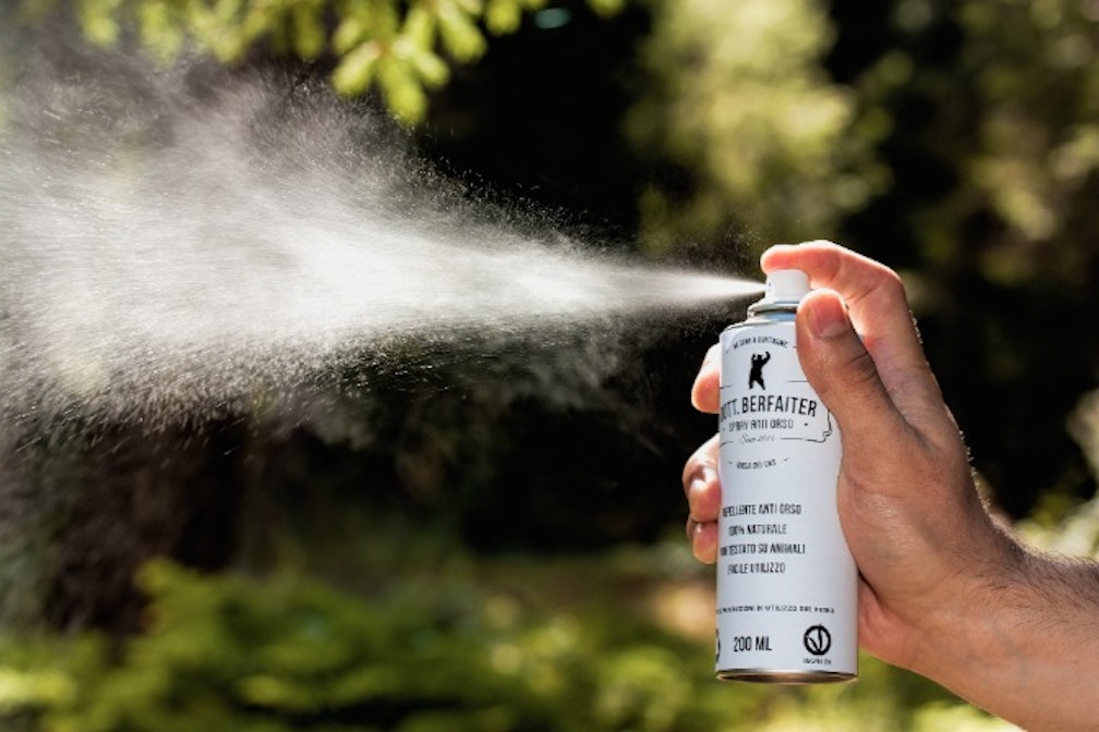 Dott. Berfaiter: lo spray anti orso che rivoluzionerà la vita tra i boschi