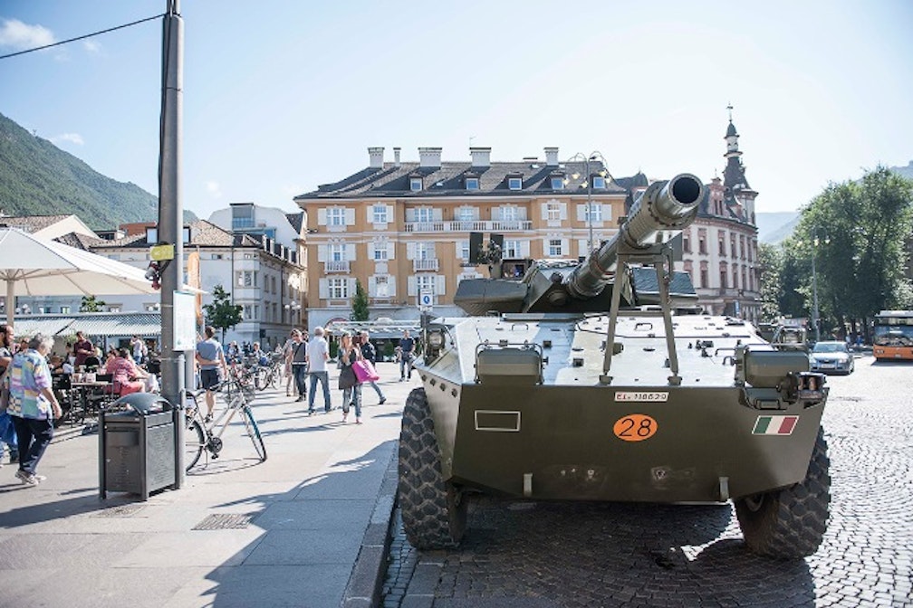 Un carro armato in centro città? Paura e delirio a Bolzano. Ma solo per un attimo