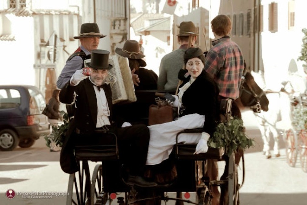 A Salorno torna in pompa magna il nano Perkeo: “l’è inizia el periodo de carneval”