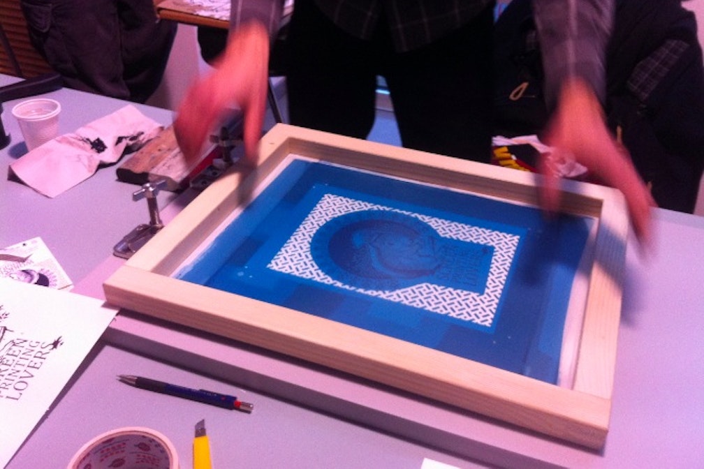 Farsi pungere dalla serigrafia, diventare supereroi e disegnare la nuova borsa franz