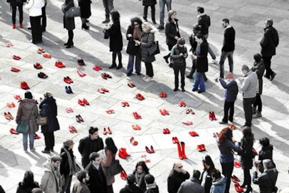 Giornata contro la violenza sulle donne: installazione d’artista a Bolzano.Ma – ahimè – è un’imitazione