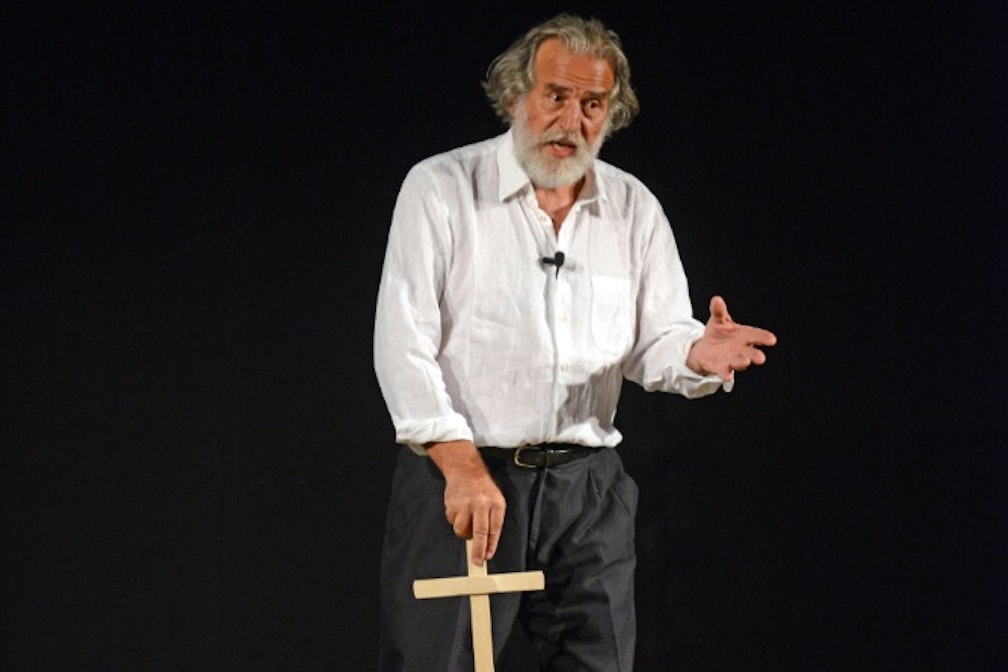 Il “cunto” per uscire dal tempo: la voce di Mimmo Cuticchio a Rovereto fa sognare attraverso i secoli