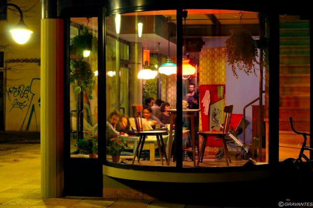 Anche a Trento scatta il “coprifuoco”. Una raccolta firme per non limitare l’attività del Café de la Paix