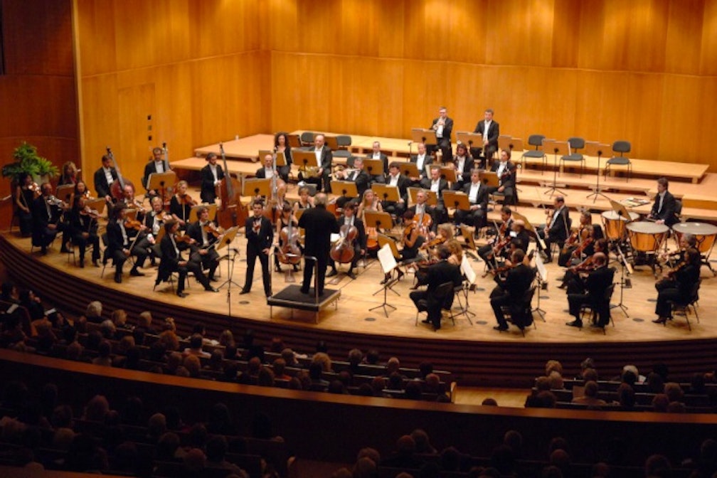 La Haydn inizia banale (come fosse Capodanno), poi si riprende