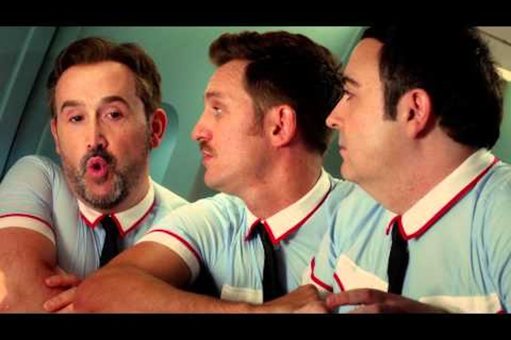 “Gli amanti passeggeri” di Pedro Almodovar: review + Cinema Quiz!
